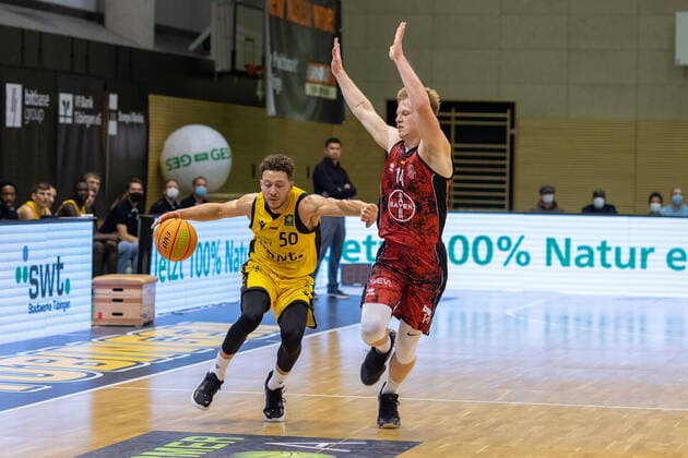 Joanic Gruetner Bacoul (TIgers Tuebingen, 50) Luis Elias Figge (Bayer Giants Leverkusen, 14)¨¨¨Tigers Tübingen vs. Bayer Giants Leverkusen, 2. Basketball, Bundesliga, Pro A, Barmer 2 Basketball, Spieltag 6, Spielzeit 2021 2022, 24.10.2021, ¨¨ Tigers Tübingen - Bayer Giants Leverkusen, Basketball, 2. Bundesliga, Barmer 2 Basketball, Spieltag 6, Spielzeit 2020 2021, 24.10.2021 Rottenburg am Neckar Copyright: xNinaxSander xEibnerxPressefotoxIx EP_NSR