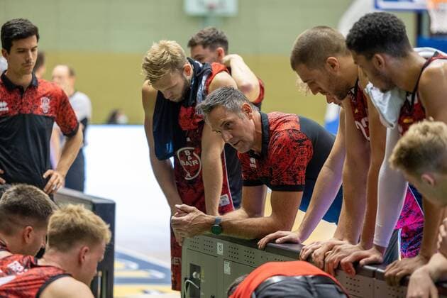 Hans-Jürgend Gnad (Bayer Giants Leverkusen, Head Coach) im Timeout¨¨¨Tigers Tübingen vs. Bayer Giants Leverkusen, 2. Basketball, Bundesliga, Pro A, Barmer 2 Basketball, Spieltag 6, Spielzeit 2021 2022, 24.10.2021, ¨¨ Tigers Tübingen - Bayer Giants Leverkusen, Basketball, 2. Bundesliga, Barmer 2 Basketball, Spieltag 6, Spielzeit 2020 2021, 24.10.2021 Rottenburg am Neckar Copyright: xNinaxSander xEibnerxPressefotoxIx EP_NSR
