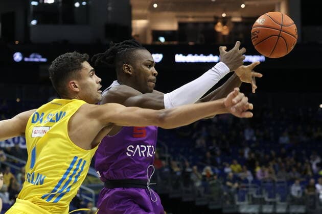 DEU, BBL, ALBA vs. Goettingen, 24.10.2021, Mercedes-Benz-Arena, Berlin, DEU, BBL, ALBA vs. Goettingen, im Bild da Silva (ALBA Berlin 1), James Dickey (Goettingen 21)