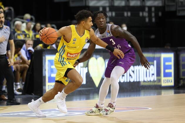 DEU, easyCredit BBL, ALBA vs. Goettingen, 24.10.2021, Mercedes-Benz-Arena, Berlin, DEU, easyCredit BBL, ALBA vs. Goettingen, im Bild Maodo Lo (ALBA Berlin 0), Zack Bryant (Goettingen 3)