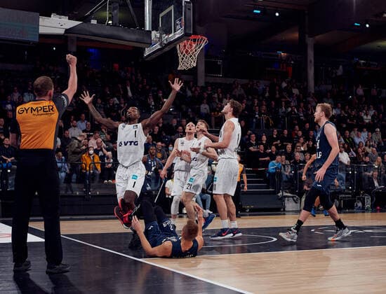 Niklas Wuerzner ( 2 MLP Academics Heidelberg), Zachary Brown ( 1 Hamburg Towers), Foul, Foul des Gegners Hamburg Towers vs. MLP Academics Heidelberg, 1. Bundesliga, Basketball, easycredit BBL, Hamburg, edel-optics.de Arena, Spielzeit 2021 2022, 6.Spieltag, 29.10.2021 Foto:EIBNER Stephanie Zerbe Hamburg Towers vs. MLP Academics Heidelberg, 1. Bundesliga, Basketball, easycredit BBL, Spielzeit 2021 2022, 6.Spieltag, 29.10.2021 Brokdorf Copyright: xStephaniexZerbe xEibner-Pressefox EP_SZE