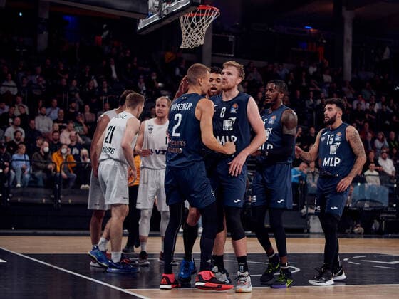 Niklas Wuerzner ( 2 MLP Academics Heidelberg), Maximilian Ugrai ( 8 MLP Academics Heidelberg), Zachary Brown ( 1 Hamburg Towers), Foul, Foul des Gegners, zusammenhalt, Team Hamburg Towers vs. MLP Academics Heidelberg, 1. Bundesliga, Basketball, easycredit BBL, Hamburg, edel-optics.de Arena, Spielzeit 2021 2022, 6.Spieltag, 29.10.2021 Foto:EIBNER Stephanie Zerbe Hamburg Towers vs. MLP Academics Heidelberg, 1. Bundesliga, Basketball, easycredit BBL, Spielzeit 2021 2022, 6.Spieltag, 29.10.2021 Brokdorf Copyright: xStephaniexZerbe xEibner-Pressefox EP_SZE