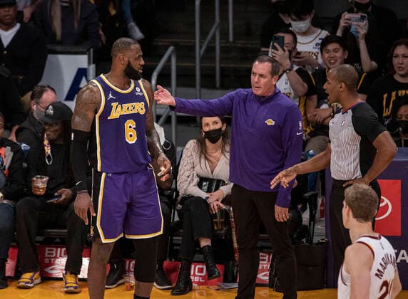 October 29, 2021, Los Angeles, California, USA: Head coach, Frank Vogel of the Los Angeles Lakers disputes a no call on LeBron James 6 with the referee during their regular season NBA, Basketball Herren, USA game with the Cleveland Cavaliers on Friday October 29, 2021 at the Staples Center in Los Angeles, California. Lakers defeat Cavaliers, 113-101. PI Los Angeles USA - ZUMAp124 20211029_zaa_p124_035 Copyright: xJAVIERxROJASx