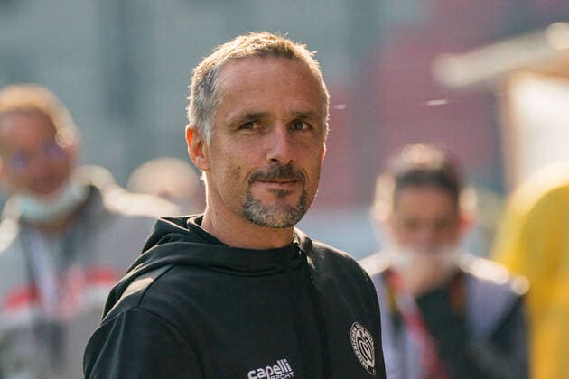 Hagen Schmidt (Trainer MSV Duisburg) vor dem Spiel Hallescher FC vs. MSV Duisburg, Fussball, 3.Liga, 14.Spieltag, 2021 2022, 30.10.2021, DFB DFL REGULATIONS PROHIBIT ANY USE OF PHOTOGRAPHS AS IMAGE SEQUENCES AND OR QUASI-VIDEO, Hallescher FC vs. MSV Duisburg, Fussball, 3.Liga, 14.Spieltag, 2021 2022, 30.10.2021, Halle (Saale) Copyright: xEibner-Pressefotox EP_EER