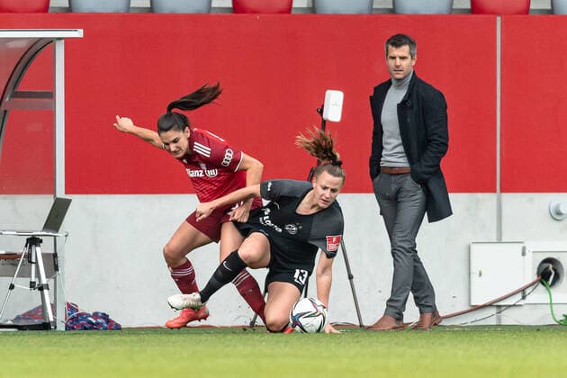Jovana Damnjanovic (FC Bayern Muenchen Frauen, 9) im Zweikampf mit Virginia Kirchberger (Eintracht Frankfurt Frauen, 13) vor den Augen von Jens Scheuer (Chef-Trainer, FC Bayern Muenchen Frauen). FC Bayern Muenchen Frauen gegen Eintracht Frankfurt Frauen, Fussball, DFB-Pokal, Achtelfinale, Saison 2021 2022, 30.10.2021. (DFL DFB REGULATIONS PROHIBIT ANY USE OF PHOTOGRAPHS as IMAGE SEQUENCES and or QUASI-VIDEO). FC Bayern Muenchen Frauen gegen Eintracht Frankfurt Frauen, Fussball, DFB-Pokal, Achtelfinale, Saison 2021 2022, 30.10.2021 Muenchen Copyright: xEibnerxPressefotox xHeikexFeinerx EP_HFR