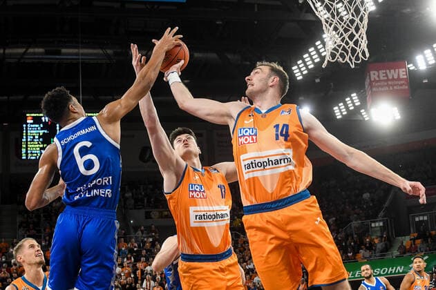 GER, BBL, ratiopharm Ulm vs Fraport Skyliners 30.10.2021, ratiopharm arena, Neu-Ulm, GER, BBL, ratiopharm Ulm vs Fraport Skyliners, im Bild erfolgreiche Abwehr von Nicolas Bretzel (Ulm, 13) und Philipp Herkenhoff (Ulm, 14) gegen Len Adam Schoormann (Fraport, 6)