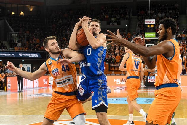 GER, BBL, ratiopharm Ulm vs Fraport Skyliners 30.10.2021, ratiopharm arena, Neu-Ulm, GER, BBL, ratiopharm Ulm vs Fraport Skyliners, im Bild Lukas Wank (Fraport, 0) versucht sich gegen Fedor Zugic (Ulm, 44) und Cristiano Felicio (Ulm, 1) durchzusetzen