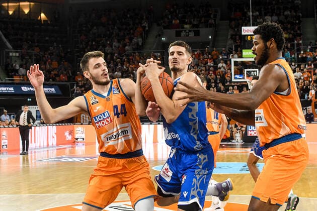 GER, BBL, ratiopharm Ulm vs Fraport Skyliners 30.10.2021, ratiopharm arena, Neu-Ulm, GER, BBL, ratiopharm Ulm vs Fraport Skyliners, im Bild Lukas Wank (Fraport, 0) versucht sich gegen Fedor Zugic (Ulm, 44) und Cristiano Felicio (Ulm, 1) durchzusetzen