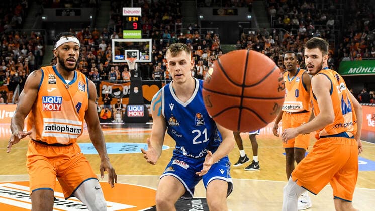 GER, BBL, ratiopharm Ulm vs Fraport Skyliners 30.10.2021, ratiopharm arena, Neu-Ulm, GER, BBL, ratiopharm Ulm vs Fraport Skyliners, im Bild Lorenz Brenneke (Fraport, 21) kann den Ball nicht kontrollieren, Jaron Blossomgame (Ulm, 4), Fedor Zugic (Ulm, 44)
