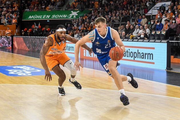 GER, BBL, ratiopharm Ulm vs Fraport Skyliners 30.10.2021, ratiopharm arena, Neu-Ulm, GER, BBL, ratiopharm Ulm vs Fraport Skyliners, im Bild Lorenz Brenneke (Fraport, 21) setzt sich gegen Jaron Blossomgame (Ulm, 4) durch