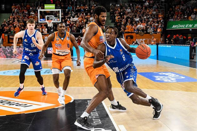 GER, BBL, ratiopharm Ulm vs Fraport Skyliners 30.10.2021, ratiopharm arena, Neu-Ulm, GER, BBL, ratiopharm Ulm vs Fraport Skyliners, im Bild Brancou Badio (Fraport, 8) versucht sich gegen Cristiano Felicio (Ulm, 1) durchzusetzen