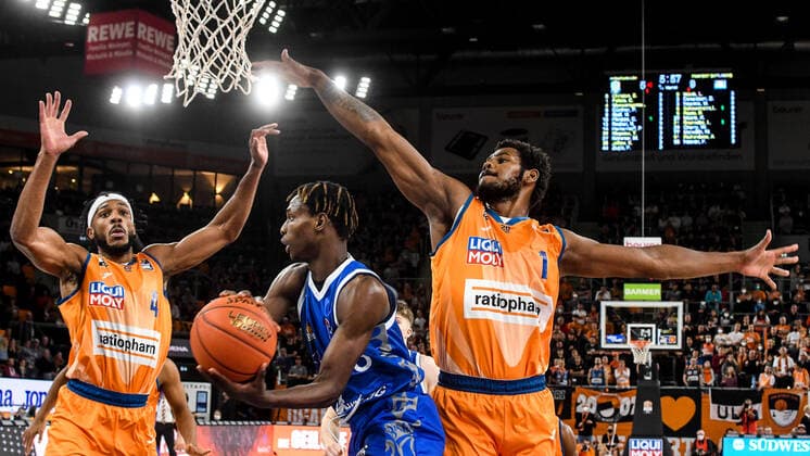 GER, BBL, ratiopharm Ulm vs Fraport Skyliners 30.10.2021, ratiopharm arena, Neu-Ulm, GER, BBL, ratiopharm Ulm vs Fraport Skyliners, im Bild Jaron Blossomgame (Ulm, 4) und Cristiano Felicio (Ulm, 1) verteidigen gegen Brancou Badio (Fraport, 8)