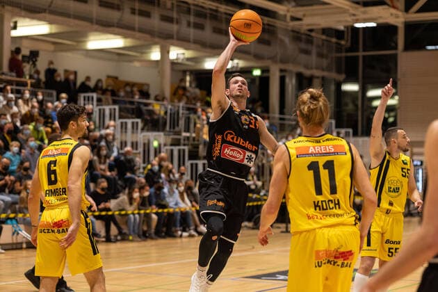 Luka Kamber (Kirchheim Knights, 06) David Allan (wiha Panthers Schwenningen, 34) Tim Koch (Kirchheim Knights, 11) Kirchheim Knights vs. wiha Panthers Schwenningen, 2. Basketball Bundesliga, Pro A, Barmer 2 Basketball, Spieltag 7, Spielzeit 2021 2022, 30.10.2021 Kirchheim Knights vs. wiha Panthers Schwenningen, 2. Basketball Bundesliga, Pro A, Barmer 2 Basketball, Spieltag 7, Spielzeit 2021 2022, 30.10.2021 Kirchheim unter Teck Copyright: xNinaxSanderx xEibnerxPressefotox EP_NSR