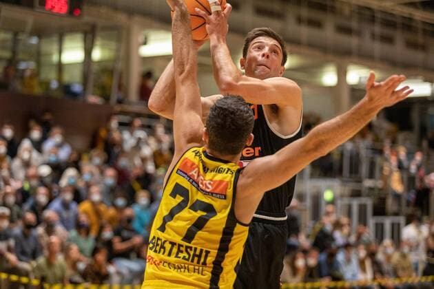 Besnik Bekteshi (Kirchheim Knights, 77) Justin Pierce (wiha Panthers Schwenningen, 03) Kirchheim Knights vs. wiha Panthers Schwenningen, 2. Basketball Bundesliga, Pro A, Barmer 2 Basketball, Spieltag 7, Spielzeit 2021 2022, 30.10.2021 Kirchheim Knights vs. wiha Panthers Schwenningen, 2. Basketball Bundesliga, Pro A, Barmer 2 Basketball, Spieltag 7, Spielzeit 2021 2022, 30.10.2021 Kirchheim unter Teck Copyright: xNinaxSanderx xEibnerxPressefotox EP_NSR