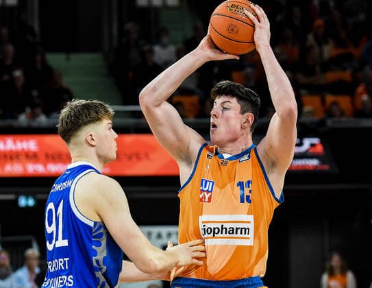 GER, BBL, ratiopharm Ulm vs Fraport Skyliners 30.10.2021, ratiopharm arena, Neu-Ulm, GER, BBL, ratiopharm Ulm vs Fraport Skyliners, im Bild Alexander Richardson (Fraport, 91), Nicolas Bretzel (Ulm, 13)