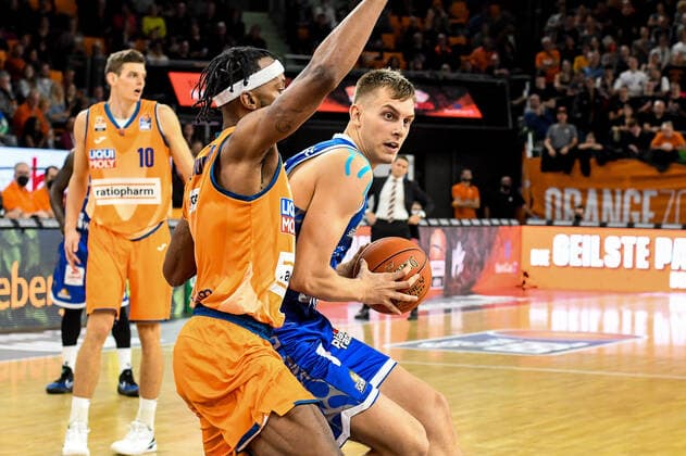 GER, BBL, ratiopharm Ulm vs Fraport Skyliners 30.10.2021, ratiopharm arena, Neu-Ulm, GER, BBL, ratiopharm Ulm vs Fraport Skyliners, im Bild Jaron Blossomgame (Ulm, 4), Lorenz Brenneke (Fraport, 21)