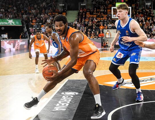 GER, BBL, ratiopharm Ulm vs Fraport Skyliners 30.10.2021, ratiopharm arena, Neu-Ulm, GER, BBL, ratiopharm Ulm vs Fraport Skyliners, im Bild Cristiano Felicio (Ulm, 1), Alexander Richardson (Fraport, 91)