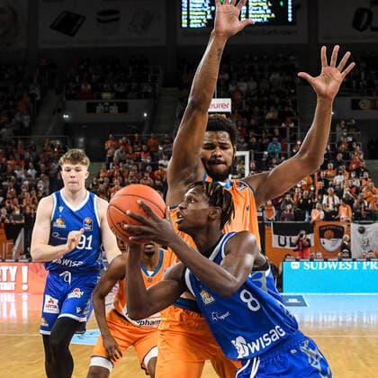 GER, BBL, ratiopharm Ulm vs Fraport Skyliners 30.10.2021, ratiopharm arena, Neu-Ulm, GER, BBL, ratiopharm Ulm vs Fraport Skyliners, im Bild Cristiano Felicio (Ulm, 1), Brancou Badio (Fraport, 8)