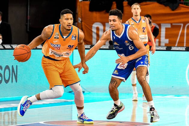 GER, BBL, ratiopharm Ulm vs Fraport Skyliners 30.10.2021, ratiopharm arena, Neu-Ulm, GER, BBL, ratiopharm Ulm vs Fraport Skyliners, im Bild Karim Jallow (Ulm, 35), Len Adam Schoormann (Fraport, 6)