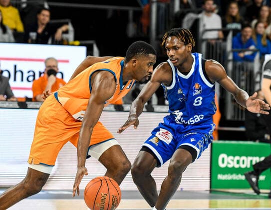 GER, BBL, ratiopharm Ulm vs Fraport Skyliners 30.10.2021, ratiopharm arena, Neu-Ulm, GER, BBL, ratiopharm Ulm vs Fraport Skyliners, im Bild Brancou Badio (Fraport, 8) versucht Semaj Christon (Ulm, 0) aufzuhalten