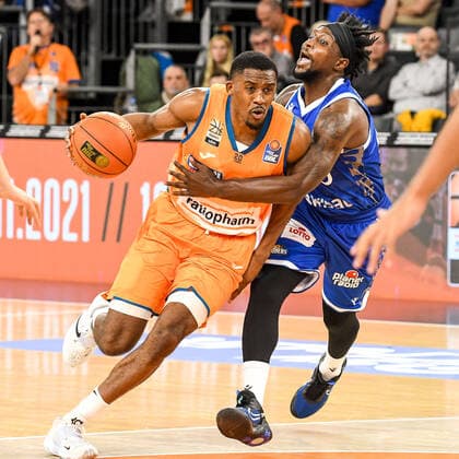 GER, BBL, ratiopharm Ulm vs Fraport Skyliners 30.10.2021, ratiopharm arena, Neu-Ulm, GER, BBL, ratiopharm Ulm vs Fraport Skyliners, im Bild Will Cherry (Fraport, 29) versucht Semaj Christon (Ulm, 0) aufzuhalten