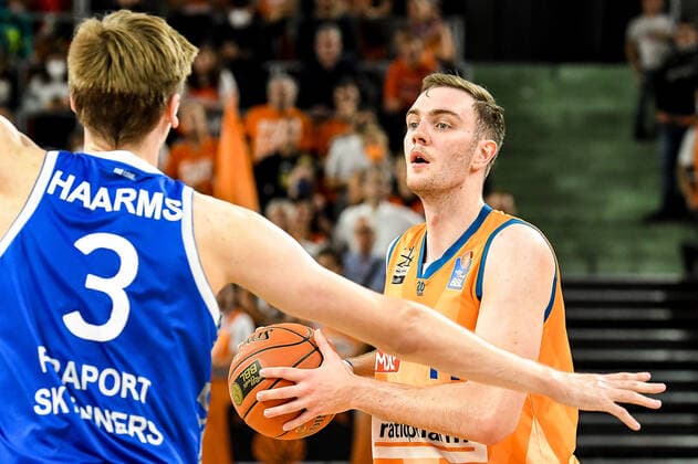 GER, BBL, ratiopharm Ulm vs Fraport Skyliners 30.10.2021, ratiopharm arena, Neu-Ulm, GER, BBL, ratiopharm Ulm vs Fraport Skyliners, im Bild Matt Haarms (Fraport, 3), Philipp Herkenhoff (Ulm, 14)