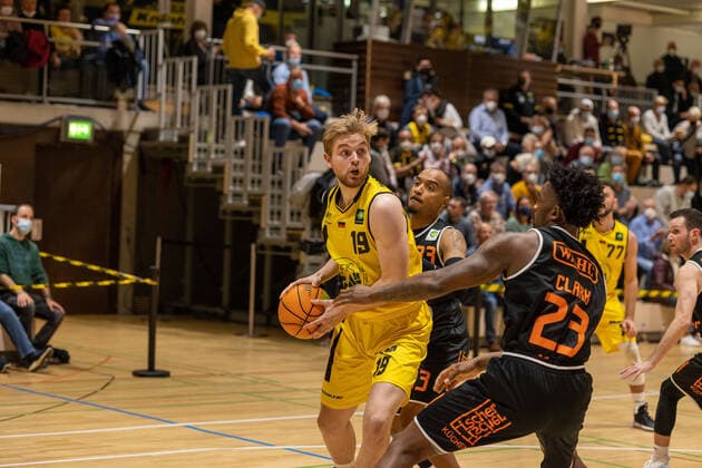 Till Pape (Kirchheim Knights, 19) Raiquan Leeandre Clark (wiha Panthers Schwenningen, 23) Kirchheim Knights vs. wiha Panthers Schwenningen, 2. Basketball Bundesliga, Pro A, Barmer 2 Basketball, Spieltag 7, Spielzeit 2021 2022, 30.10.2021 Kirchheim Knights vs. wiha Panthers Schwenningen, 2. Basketball Bundesliga, Pro A, Barmer 2 Basketball, Spieltag 7, Spielzeit 2021 2022, 30.10.2021 Kirchheim unter Teck Copyright: xNinaxSanderx xEibnerxPressefotox EP_NSR