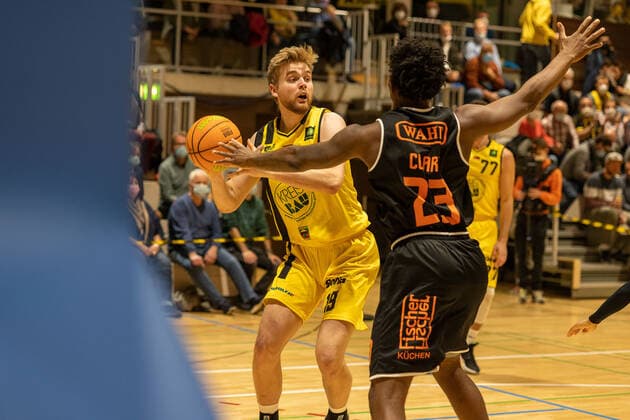 Till Pape (Kirchheim Knights, 19) Raiquan Leeandre Clark (wiha Panthers Schwenningen, 23) Kirchheim Knights vs. wiha Panthers Schwenningen, 2. Basketball Bundesliga, Pro A, Barmer 2 Basketball, Spieltag 7, Spielzeit 2021 2022, 30.10.2021 Kirchheim Knights vs. wiha Panthers Schwenningen, 2. Basketball Bundesliga, Pro A, Barmer 2 Basketball, Spieltag 7, Spielzeit 2021 2022, 30.10.2021 Kirchheim unter Teck Copyright: xNinaxSanderx xEibnerxPressefotox EP_NSR