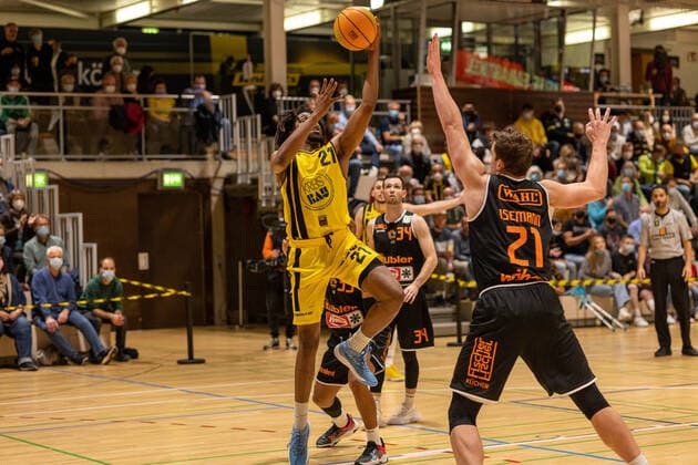 Rohndell Domminic Goodwin (Kirchheim Knights, 21) Till Isemann (wiha Panhers Schwenningen, 21) Kirchheim Knights vs. wiha Panthers Schwenningen, 2. Basketball Bundesliga, Pro A, Barmer 2 Basketball, Spieltag 7, Spielzeit 2021 2022, 30.10.2021 Kirchheim Knights vs. wiha Panthers Schwenningen, 2. Basketball Bundesliga, Pro A, Barmer 2 Basketball, Spieltag 7, Spielzeit 2021 2022, 30.10.2021 Kirchheim unter Teck Copyright: xNinaxSanderx xEibnerxPressefotox EP_NSR