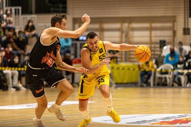 Justin Pierce (wiha Panthers Schwenningen, 03) Karlo Miksic (Kirchheim Knights, 55) Kirchheim Knights vs. wiha Panthers Schwenningen, 2. Basketball Bundesliga, Pro A, Barmer 2 Basketball, Spieltag 7, Spielzeit 2021 2022, 30.10.2021 Kirchheim Knights vs. wiha Panthers Schwenningen, 2. Basketball Bundesliga, Pro A, Barmer 2 Basketball, Spieltag 7, Spielzeit 2021 2022, 30.10.2021 Kirchheim unter Teck Copyright: xNinaxSanderx xEibnerxPressefotox EP_NSR