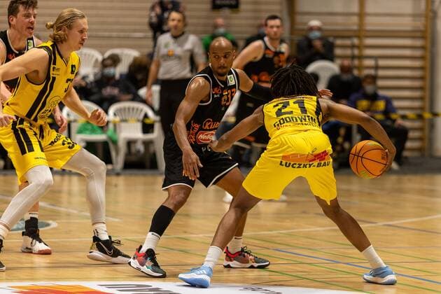 Chris Frazier (wiha Panthers Schwenningen, 33) Rohndell Domminic Goodwin (Kirchheim Knights, 21) Kirchheim Knights vs. wiha Panthers Schwenningen, 2. Basketball Bundesliga, Pro A, Barmer 2 Basketball, Spieltag 7, Spielzeit 2021 2022, 30.10.2021 Kirchheim Knights vs. wiha Panthers Schwenningen, 2. Basketball Bundesliga, Pro A, Barmer 2 Basketball, Spieltag 7, Spielzeit 2021 2022, 30.10.2021 Kirchheim unter Teck Copyright: xNinaxSanderx xEibnerxPressefotox EP_NSR