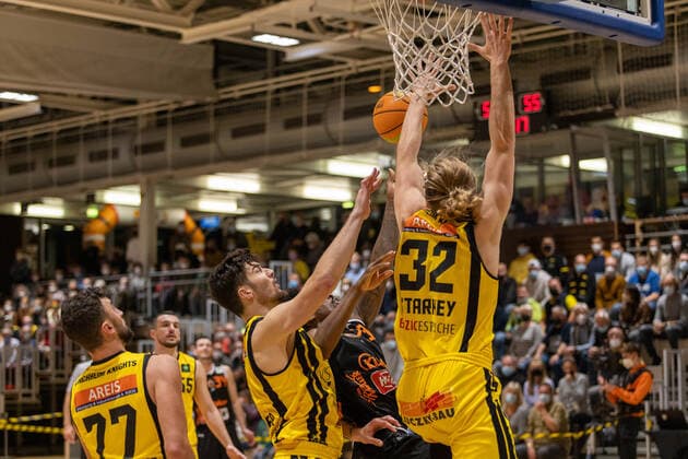 Noah Starkey (Kirchheim Knights, 32) Kirchheim Knights vs. wiha Panthers Schwenningen, 2. Basketball Bundesliga, Pro A, Barmer 2 Basketball, Spieltag 7, Spielzeit 2021 2022, 30.10.2021 Kirchheim Knights vs. wiha Panthers Schwenningen, 2. Basketball Bundesliga, Pro A, Barmer 2 Basketball, Spieltag 7, Spielzeit 2021 2022, 30.10.2021 Kirchheim unter Teck Copyright: xNinaxSanderx xEibnerxPressefotox EP_NSR