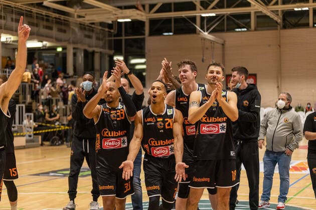 Das Team der wiha Panthers Schwenningen feiert den Sieg über die Kirchheim Knights Kirchheim Knights vs. wiha Panthers Schwenningen, 2. Basketball Bundesliga, Pro A, Barmer 2 Basketball, Spieltag 7, Spielzeit 2021 2022, 30.10.2021 Kirchheim Knights vs. wiha Panthers Schwenningen, 2. Basketball Bundesliga, Pro A, Barmer 2 Basketball, Spieltag 7, Spielzeit 2021 2022, 30.10.2021 Kirchheim unter Teck Copyright: xNinaxSanderx xEibnerxPressefotox EP_NSR