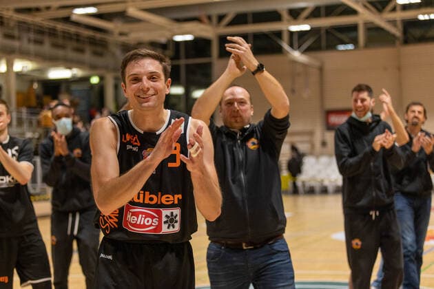 Das Team der wiha Panthers Schwenningen feiert den Sieg über die Kirchheim Knights Kirchheim Knights vs. wiha Panthers Schwenningen, 2. Basketball Bundesliga, Pro A, Barmer 2 Basketball, Spieltag 7, Spielzeit 2021 2022, 30.10.2021 Kirchheim Knights vs. wiha Panthers Schwenningen, 2. Basketball Bundesliga, Pro A, Barmer 2 Basketball, Spieltag 7, Spielzeit 2021 2022, 30.10.2021 Kirchheim unter Teck Copyright: xNinaxSanderx xEibnerxPressefotox EP_NSR