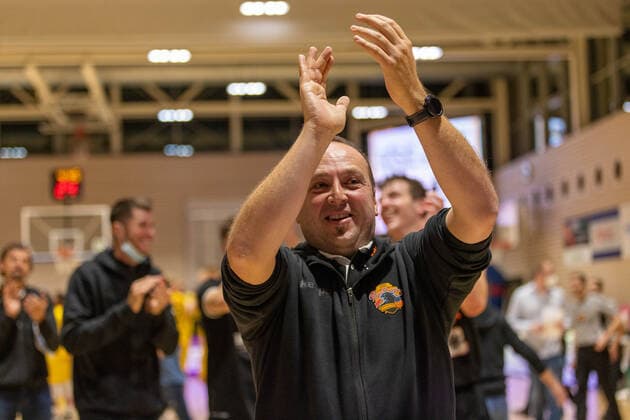 wiha Panthers Schwenningen feiert den Sieg Kirchheim Knights vs. wiha Panthers Schwenningen, 2. Basketball Bundesliga, Pro A, Barmer 2 Basketball, Spieltag 7, Spielzeit 2021 2022, 30.10.2021 Kirchheim Knights vs. wiha Panthers Schwenningen, 2. Basketball Bundesliga, Pro A, Barmer 2 Basketball, Spieltag 7, Spielzeit 2021 2022, 30.10.2021 Kirchheim unter Teck Copyright: xNinaxSanderx xEibnerxPressefotox EP_NSR
