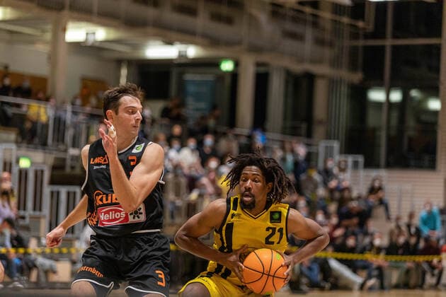 Justin Pierce (wiha Panthers Schwenningen, 03) Rohndell Domminic Goodwin (Kirchheim Knights, 21) Kirchheim Knights vs. wiha Panthers Schwenningen, 2. Basketball Bundesliga, Pro A, Barmer 2 Basketball, Spieltag 7, Spielzeit 2021 2022, 30.10.2021 Kirchheim Knights vs. wiha Panthers Schwenningen, 2. Basketball Bundesliga, Pro A, Barmer 2 Basketball, Spieltag 7, Spielzeit 2021 2022, 30.10.2021 Kirchheim unter Teck Copyright: xNinaxSanderx xEibnerxPressefotox EP_NSR