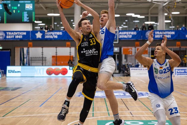 Ryan Mikesell (Tigers Tuebingen, 33), Maurice Marko Pluskota (PS Karlsruhe Lions, 23) ¨Tigers Tübingen vs. PS Karlsruhe Lions, 2. Basketball, Bundesliga, Pro A, Barmer 2 Basketball, Spieltag 7, Spielzeit 2021 2022, 30.10.2021, ¨¨ Tigers Tübingen - PS Karlsruhe Lions, Basketball, 2. Bundesliga, Barmer 2 Basketball, Spieltag 7, Spielzeit 2021 2022, 30.10.2021 Karlsruhe Copyright: xDennisxDuddek xEibnerxPressefotox EP_DDK