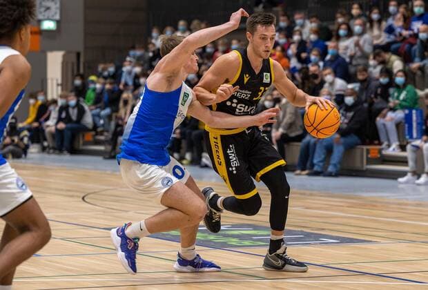 Ryan Mikesell (Tigers Tuebingen, 33)¨¨Tigers Tübingen vs. PS Karlsruhe Lions, 2. Basketball, Bundesliga, Pro A, Barmer 2 Basketball, Spieltag 7, Spielzeit 2021 2022, 30.10.2021, ¨¨ Tigers Tübingen - PS Karlsruhe Lions, Basketball, 2. Bundesliga, Barmer 2 Basketball, Spieltag 7, Spielzeit 2021 2022, 30.10.2021 Karlsruhe Copyright: xDennisxDuddek xEibnerxPressefotox EP_DDK