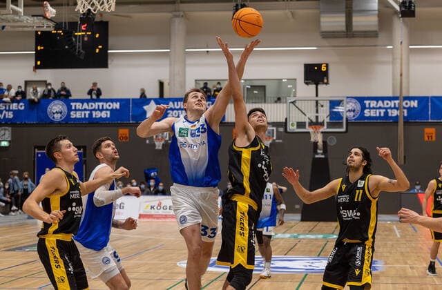 Tom-Niclas Alte (PS Karlsruhe Lions, 33), Ryan Mikesell (Tigers Tuebingen, 33)¨¨Tigers Tübingen vs. PS Karlsruhe Lions, 2. Basketball, Bundesliga, Pro A, Barmer 2 Basketball, Spieltag 7, Spielzeit 2021 2022, 30.10.2021, ¨¨ Tigers Tübingen - PS Karlsruhe Lions, Basketball, 2. Bundesliga, Barmer 2 Basketball, Spieltag 7, Spielzeit 2021 2022, 30.10.2021 Karlsruhe Copyright: xDennisxDuddek xEibnerxPressefotox EP_DDK