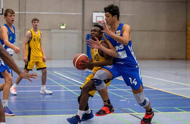 Krans Kemajou (Young Tigers Tuebingen, 10), Ahmet Kutay Uenal (PS Karlsruhe Lions, 14)¨¨Young Tigers Tuebingen vs. PS Karlsruhe Lions, Basketball, Jugend Basketball Bundesliga, JBBL, Vorrunde Gruppe 7, Spieltag 5, Spielzeit 2021 2022, 31.10.2021, ¨¨ Young Tigers Tuebingen - PS Karlsruhe Lions, Basketball, Jugend Bundesliga, Jugend Basketball Bundeslige, Spieltag 5, Spielzeit 2021 2022, 31.10.2021 Tuebingen Copyright: xDennisxDuddek xEibnerxPressefotox EP_DDK