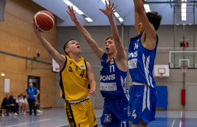 Alexis Boutaris (Young Tigers Tuebingen, 4), Julis Baumer (PS Karlsruhe Lions, 11), Ahmet Kutay Uenal (PS Karlsruhe Lions, 14)¨¨Young Tigers Tuebingen vs. PS Karlsruhe Lions, Basketball, Jugend Basketball Bundesliga, JBBL, Vorrunde Gruppe 7, Spieltag 5, Spielzeit 2021 2022, 31.10.2021, ¨¨ Young Tigers Tuebingen - PS Karlsruhe Lions, Basketball, Jugend Bundesliga, Jugend Basketball Bundeslige, Spieltag 5, Spielzeit 2021 2022, 31.10.2021 Tuebingen Copyright: xDennisxDuddek xEibnerxPressefotox EP_DDK