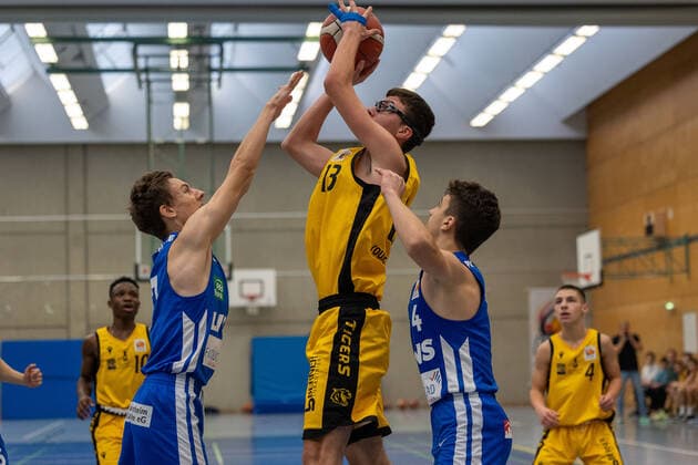Ilija Lakic (Young Tigers Tuebingen, 13)¨¨Young Tigers Tuebingen vs. PS Karlsruhe Lions, Basketball, Jugend Basketball Bundesliga, JBBL, Vorrunde Gruppe 7, Spieltag 5, Spielzeit 2021 2022, 31.10.2021, ¨¨ Young Tigers Tuebingen - PS Karlsruhe Lions, Basketball, Jugend Bundesliga, Jugend Basketball Bundeslige, Spieltag 5, Spielzeit 2021 2022, 31.10.2021 Tuebingen Copyright: xDennisxDuddek xEibnerxPressefotox EP_DDK