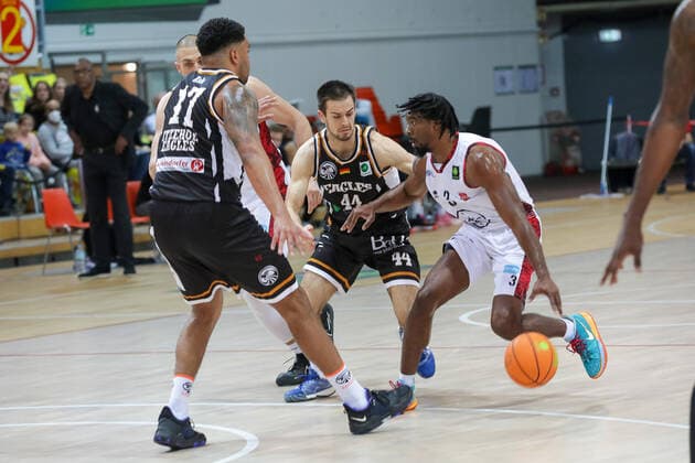 Zweikampf zwischen Quentin Goodin (Giants TSV Bayer 04 Leverkusen, 03) und Erik Nyberg (Itzehoe Eagles, 44) und Yasin Kolo (Itzehoe Eagles, 17) Giants TSV Bayer 04 Leverkusen vs.Itzehoe Eagles, Basketball,2. Liga,7.Spieltag, Spielzeit 2021 2022, 31.10.2021, Giants TSV Bayer 04 Leverkusen vs.Itzehoe Eagles, Basketball,2. Liga, 7.Spieltag, Spielzeit 2021 2022, 31.10.2021 Leverkusen Copyright: xEibner-Pressefoto SaraxRoustax EP_SRA
