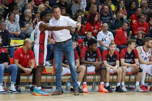 Hansi Gnad (Giants TSV Bayer 04 Leverkusen, Chef Trainer) und Quentin Goodin (Giants TSV Bayer 04 Leverkusen, 03) Giants TSV Bayer 04 Leverkusen vs.Itzehoe Eagles, Basketball,2. Liga,7.Spieltag, Spielzeit 2021 2022, 31.10.2021, Giants TSV Bayer 04 Leverkusen vs.Itzehoe Eagles, Basketball,2. Liga, 7.Spieltag, Spielzeit 2021 2022, 31.10.2021 Leverkusen Copyright: xEibner-Pressefoto SaraxRoustax EP_SRA