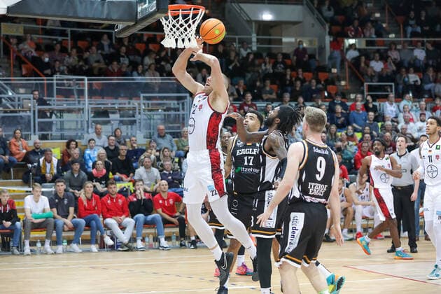 Dennis Heinzmann (Giants TSV Bayer 04 Leverkusen, 22) und Lucien Schmikale (Itzehoe Eagles, 09) und Vance Johnson (Itzehoe Eagles, 03) und Yasin Kolo (Itzehoe Eagles, 17) Giants TSV Bayer 04 Leverkusen vs.Itzehoe Eagles, Basketball,2. Liga,7.Spieltag, Spielzeit 2021 2022, 31.10.2021, Giants TSV Bayer 04 Leverkusen vs.Itzehoe Eagles, Basketball,2. Liga, 7.Spieltag, Spielzeit 2021 2022, 31.10.2021 Leverkusen Copyright: xEibner-Pressefoto SaraxRoustax EP_SRA