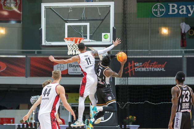 Vance Johnson (Itzehoe Eagles, 03) und Marko Bacak (Giants TSV Bayer 04 Leverkusen, 44) und Tyreek Jewell (Itzehoe Eagles, 23) und Ferenc Gille (Giants TSV Bayer 04 Leverkusen, 11) Giants TSV Bayer 04 Leverkusen vs.Itzehoe Eagles, Basketball,2. Liga,7.Spieltag, Spielzeit 2021 2022, 31.10.2021, Giants TSV Bayer 04 Leverkusen vs.Itzehoe Eagles, Basketball,2. Liga, 7.Spieltag, Spielzeit 2021 2022, 31.10.2021 Leverkusen Copyright: xEibner-Pressefoto SaraxRoustax EP_SRA