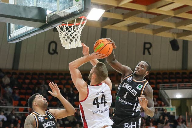 Chris Hooper (Itzehoe Eagles, 01) und Yasin Kolo (Itzehoe Eagles, 17) und Marko Bacak (Giants TSV Bayer 04 Leverkusen, 44) Giants TSV Bayer 04 Leverkusen vs.Itzehoe Eagles, Basketball,2. Liga,7.Spieltag, Spielzeit 2021 2022, 31.10.2021, Giants TSV Bayer 04 Leverkusen vs.Itzehoe Eagles, Basketball,2. Liga, 7.Spieltag, Spielzeit 2021 2022, 31.10.2021 Leverkusen Copyright: xEibner-Pressefoto SaraxRoustax EP_SRA