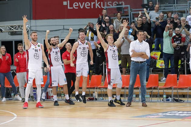 Sieg von Giants TSV Bayer 04 Leverkusen, Hansi Gnad (Giants TSV Bayer 04 Leverkusen, Chef Trainer) Giants TSV Bayer 04 Leverkusen vs. Itzehoe Eagles, Basketball,2. Liga,7.Spieltag, Spielzeit 2021 2022, 31.10.2021, Giants TSV Bayer 04 Leverkusen vs.Itzehoe Eagles, Basketball,2. Liga, 7.Spieltag, Spielzeit 2021 2022, 31.10.2021 Leverkusen Copyright: xEibner-Pressefoto SaraxRoustax EP_SRA