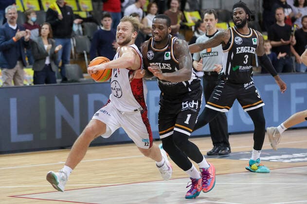 Melvin Jostmann (Giants TSV Bayer 04 Leverkusen, 12) und Vance Johnson (Itzehoe Eagles, 03) und Chris Hooper (Itzehoe Eagles, 01) Giants TSV Bayer 04 Leverkusen vs.Itzehoe Eagles, Basketball,2. Liga,7.Spieltag, Spielzeit 2021 2022, 31.10.2021, Giants TSV Bayer 04 Leverkusen vs.Itzehoe Eagles, Basketball,2. Liga, 7.Spieltag, Spielzeit 2021 2022, 31.10.2021 Leverkusen Copyright: xEibner-Pressefoto SaraxRoustax EP_SRA