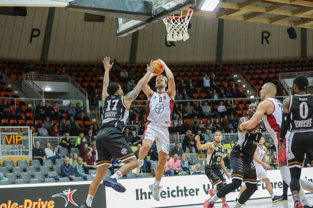 Melvin Jostmann (Giants TSV Bayer 04 Leverkusen, 12) und Erik Nyberg (Itzehoe Eagles, 44) und Chris Hooper (Itzehoe Eagles, 01) Giants TSV Bayer 04 Leverkusen vs.Itzehoe Eagles, Basketball,2. Liga,7.Spieltag, Spielzeit 2021 2022, 31.10.2021, Giants TSV Bayer 04 Leverkusen vs.Itzehoe Eagles, Basketball,2. Liga, 7.Spieltag, Spielzeit 2021 2022, 31.10.2021 Leverkusen Copyright: xEibner-Pressefoto SaraxRoustax EP_SRA